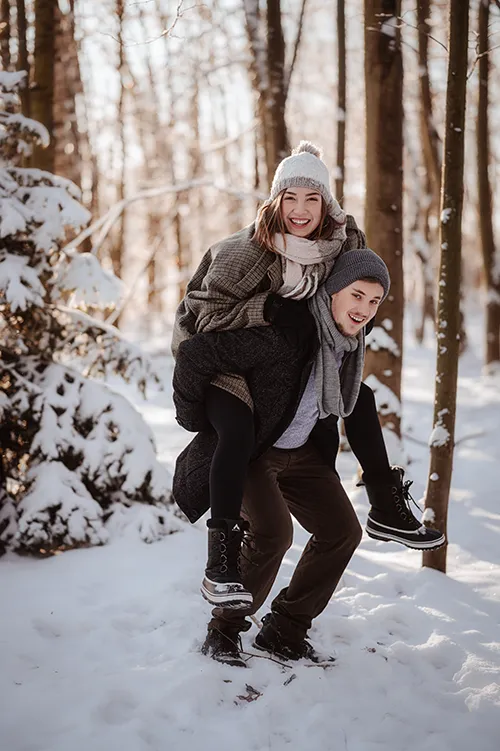Paar im Schnee huckepack Familien Fotoshooting Mittweida Mittelsachsen Chemnitz Freiberg Rossau